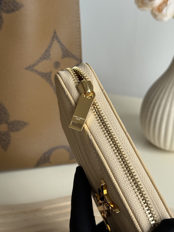 イヴサンローラン財布素材ディテール